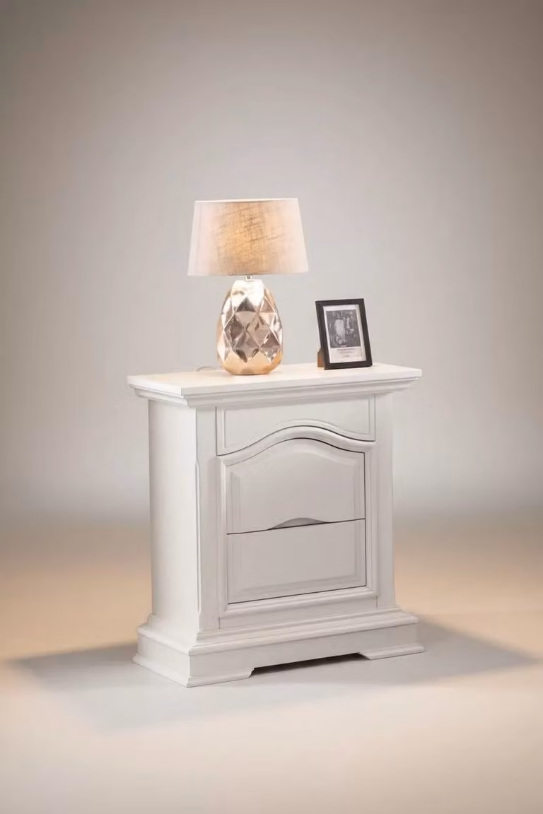 Comodino con 3 cassetti, di cui il primo a scatto, laccato bianco opaco Mobili 2G - L: 60 cm, P: 37 cm, H: 71 cm