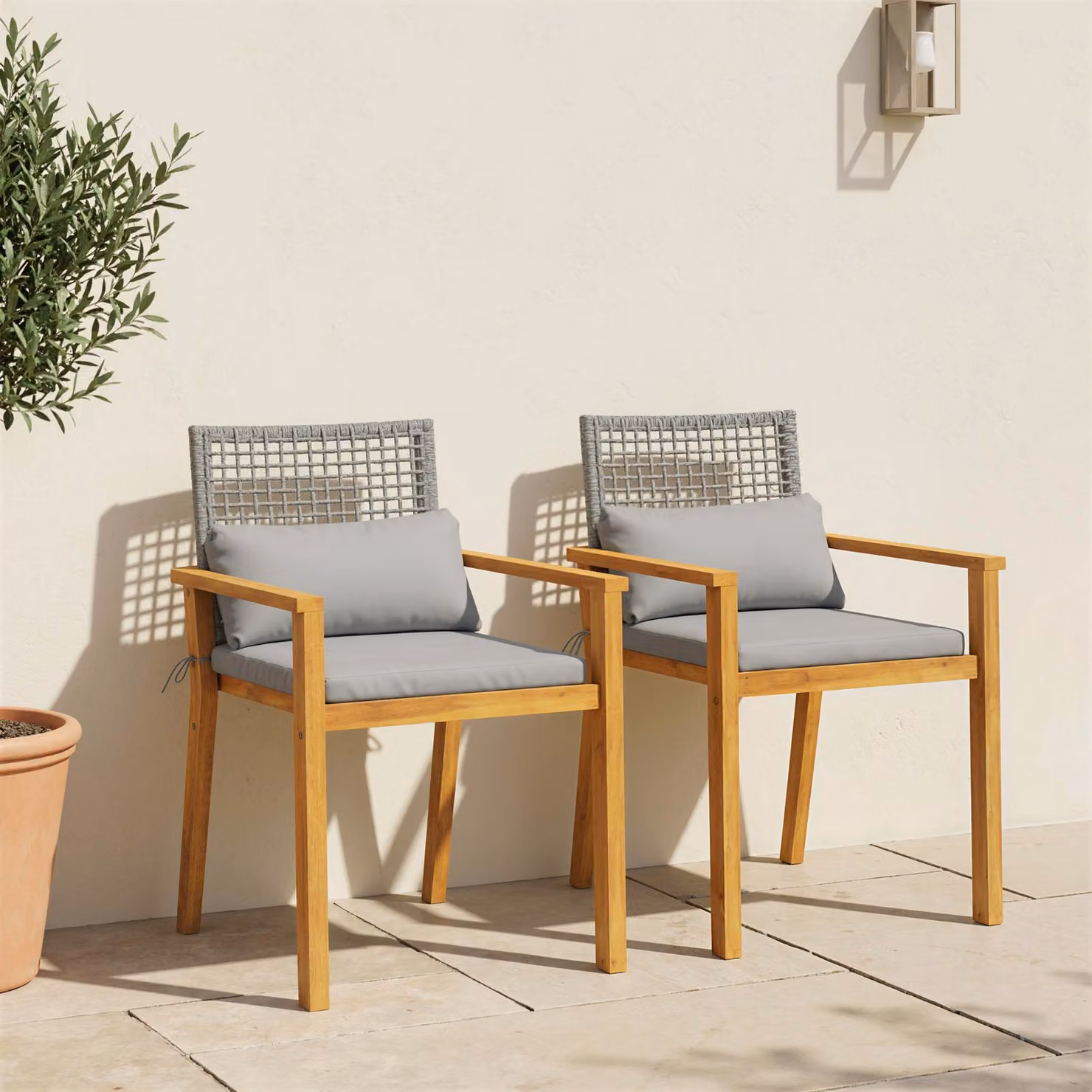 Set di 2 sedie da giardino Outsunny in legno di acacia con cuscini e cuscinetti decorativi, impilabili, colore naturale con cuscini grigi – 2
