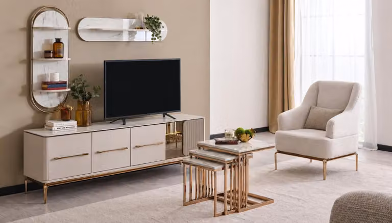 Elegante set di mobili per il soggiorno, composto da un mobile basso per la TV, un tavolino e mensole a parete