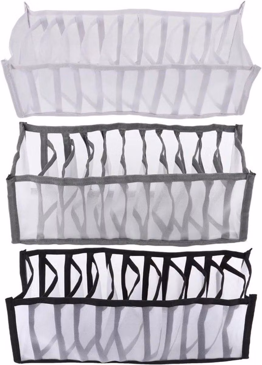 Set di 3 contenitori in plastica impilabili, ideali per l'organizzazione e lo stoccaggio di oggetti domestici, con diverse funzioni