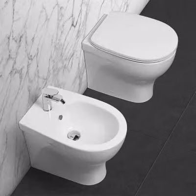 Sanitari rimless filo muro con scarico traslato Azzurra serie Pratica in ceramica bianca L: 54,5 cm, P: 43 cm, H: 35,5 cm