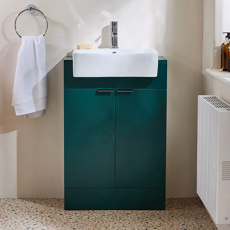 Mobile Bagno a Terra Verde Scuro da 550mm con Lavabo e Maniglie con Impugnatura a Dito Cromate - Cluo