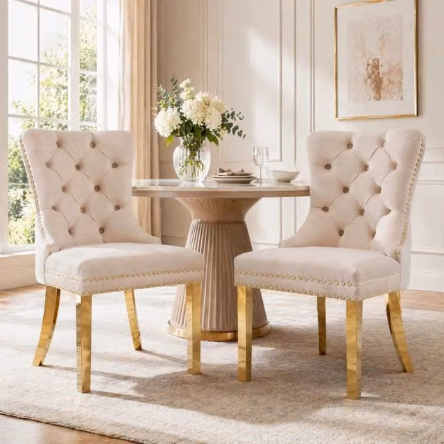 Sedia da pranzo in velluto beige con decorazione posteriore; gambe in metallo dorato; 50;5 x 45 x 95 cm