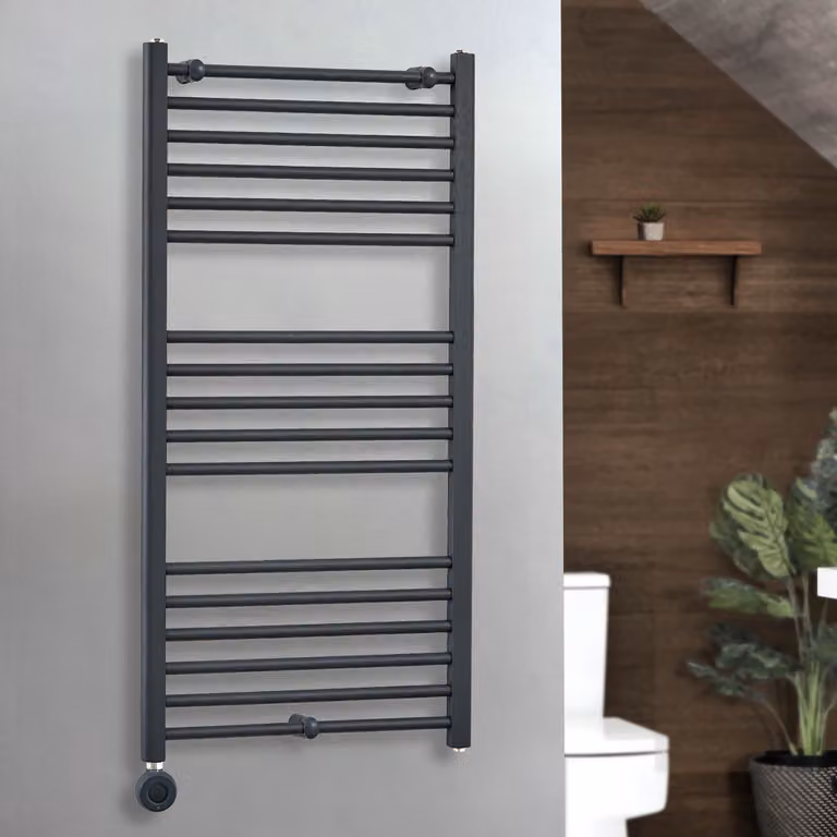 Scaldasalviette Elettrico Artle ECOSO by Hudson Reed Antracite con Elemento Termostatico Wi-Fi e Presa Elettrica L: 60 cm, H: 120 cm