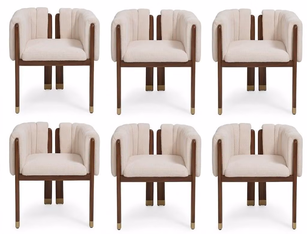 Set di sedie dal design elegante, rivestite in tessuto beige, con struttura in legno. Offrono comfort e creano un'atmosfera raffinata