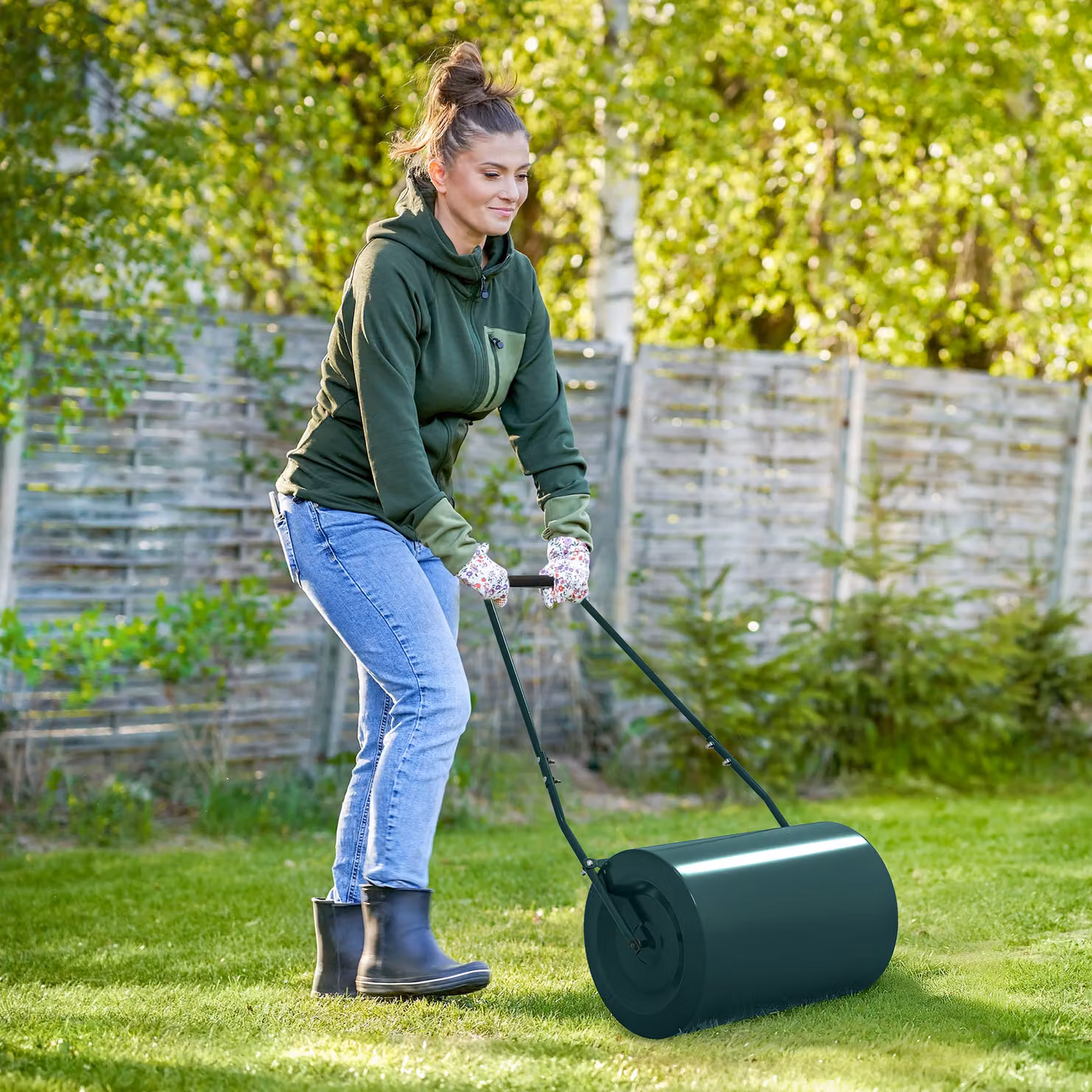 Rullo per prato Outsunny in metallo con lama raschiante e capacità di 63L, Verde Scuro, H 123 x L 58 x P 40 cm – 2