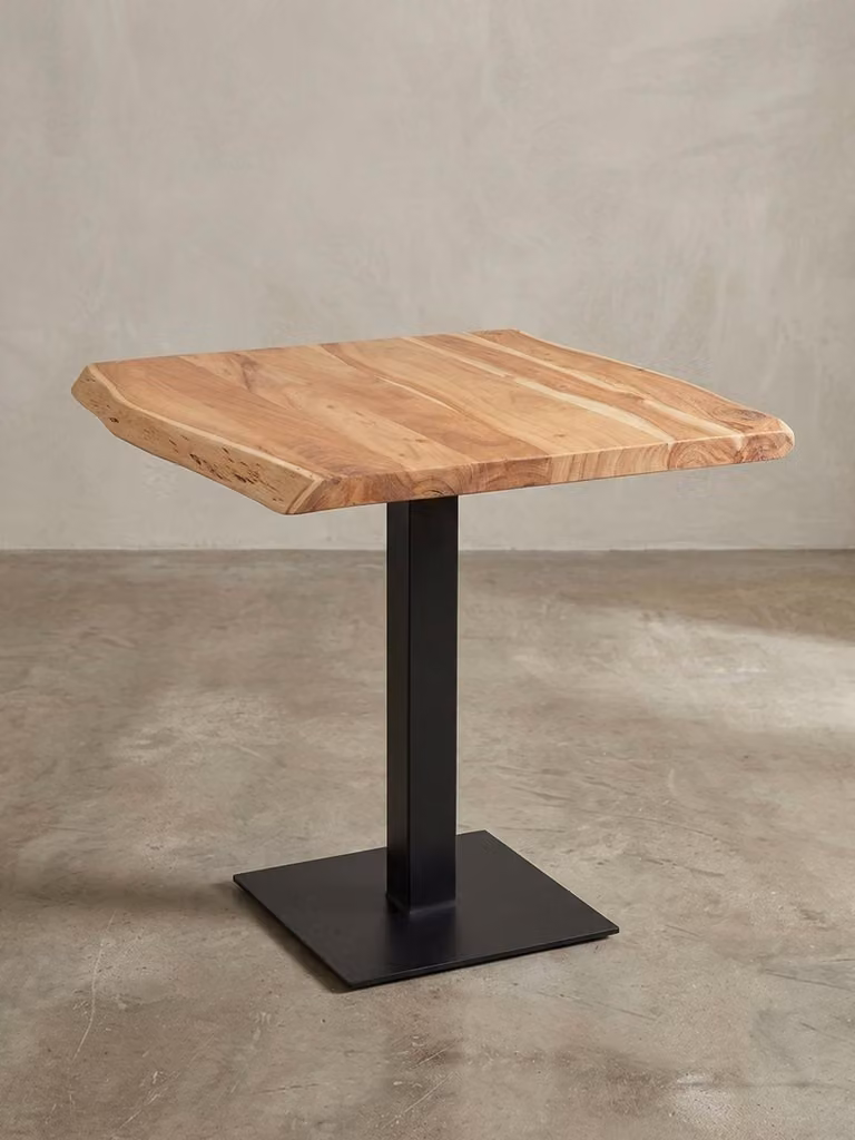 Tavolo in legno massiccio con bordo ad albero quadrato e base in acciaio inox, pezzo unico. 80x75x75 cm | Kadima Design