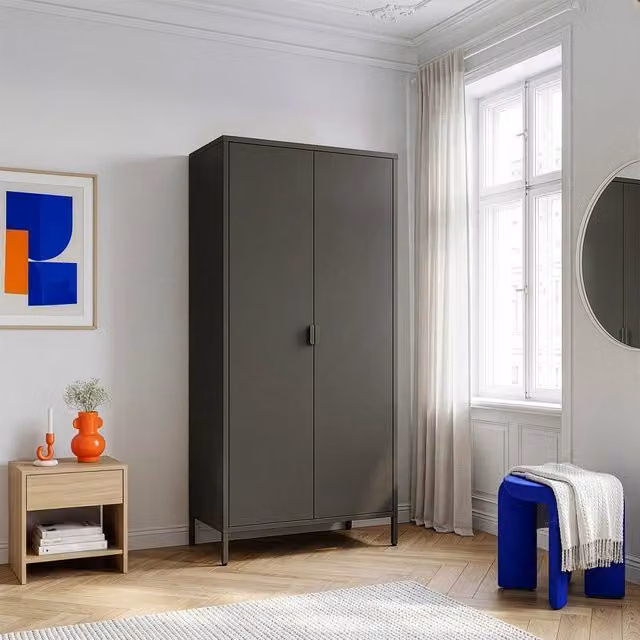 Armadio in acciaio en.casa Guradaroba Esteli nero con 2 ante, 2 barre appendiabiti e 4 ripiani, H 170 x L 80 x P 45 cm