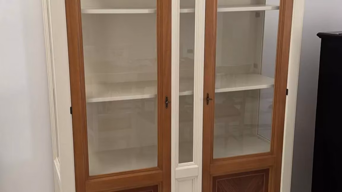 Vetrina classica con 2 ante in vetro Mobili2g in legno color avorio e noce L: 146 cm, P: 53 cm, H: 213 cm – 1