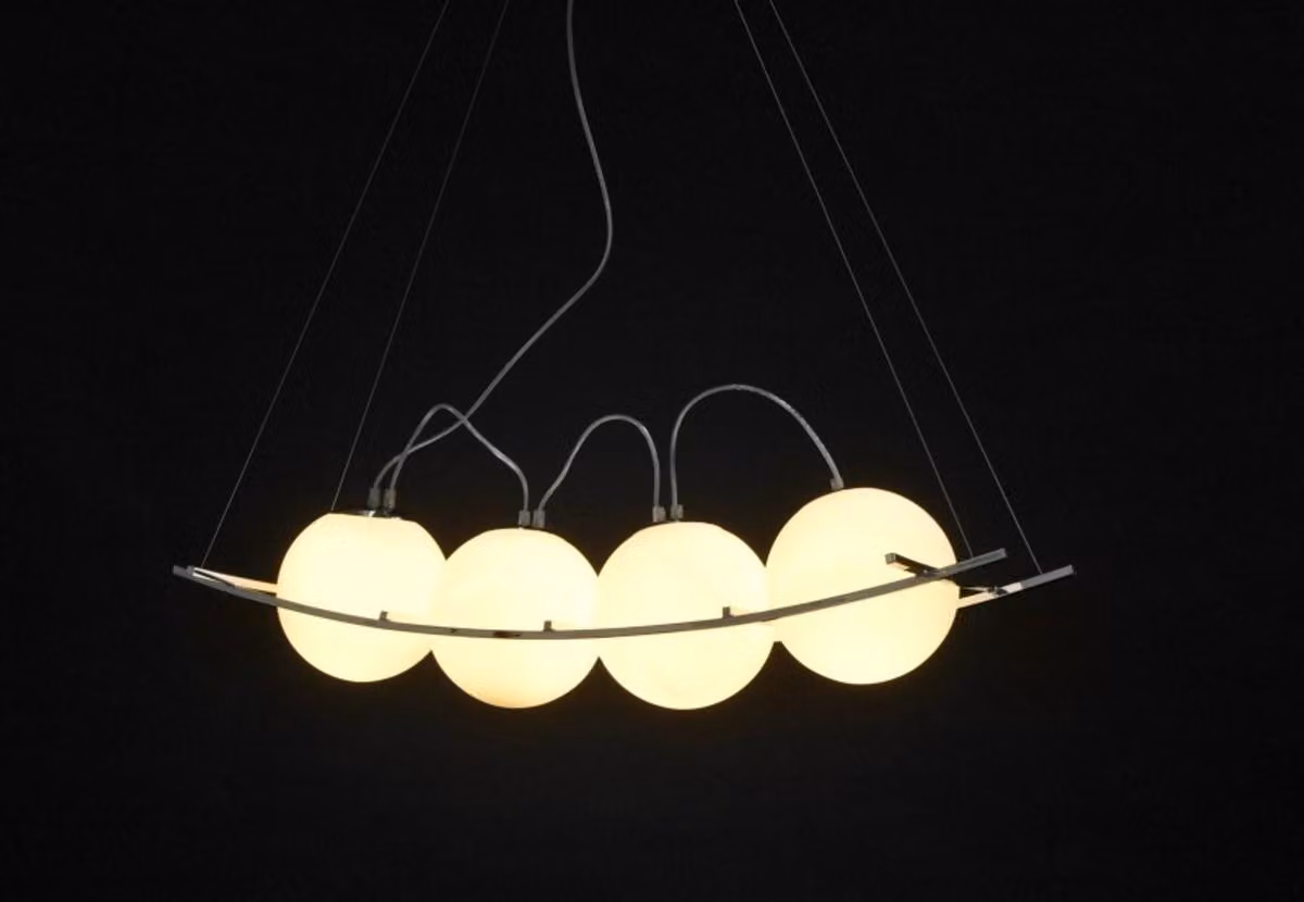 Lampada a sospensione design Casa Padrino, moderna, con 4 sfere di vetro bianco leggermente colorato, finitura argento, dimensioni: larghezza 100 cm x profondità 36 cm x altezza 20 cm