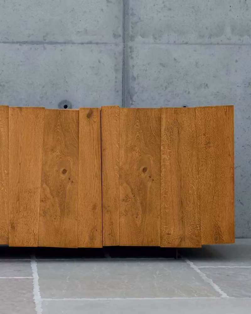 Madia credenza Mobili 2G con 3 ante battenti in rovere nodato e piedini in ferro, L: 198 cm, P: 50 cm, H: 81 cm