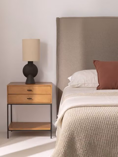 Comodino Kenay Home in legno di mango con 2 cassetti e struttura in metallo, marrone e nero, L: 50 cm, P: 50 cm, H: 61 cm