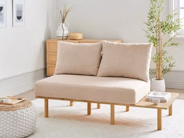Divano 2 posti Beliani in tessuto di bouclé beige con dettagli capitonné e struttura in legno di gomma, L: 155 cm, P: 74 cm, H: 76 cm