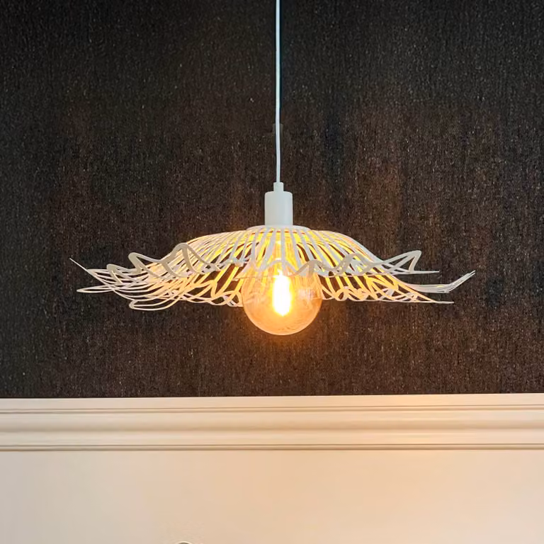 Dyberg Larsen Lampada a sospensione Flora, dimmerabile, Bianco / Opale, Soggiorno / Sala da pranzo, Metallo, Design, Lampada a sospensione