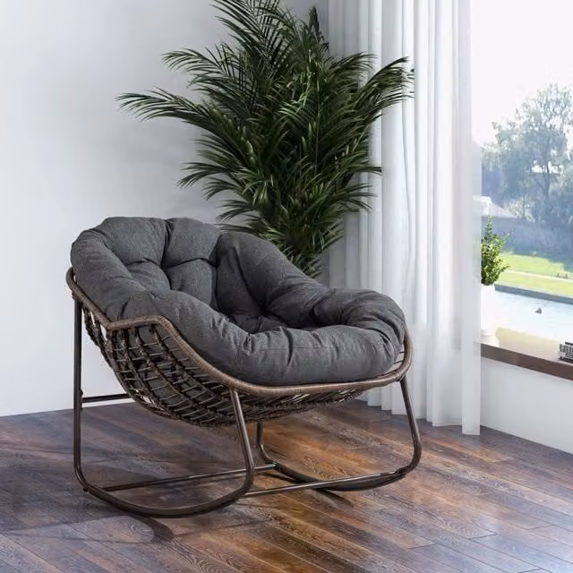 Desviae Sedia a dondolo oversize in rattan sintetico con struttura in acciaio grigio e cuscino spesso 78 × 106 × 90 cm