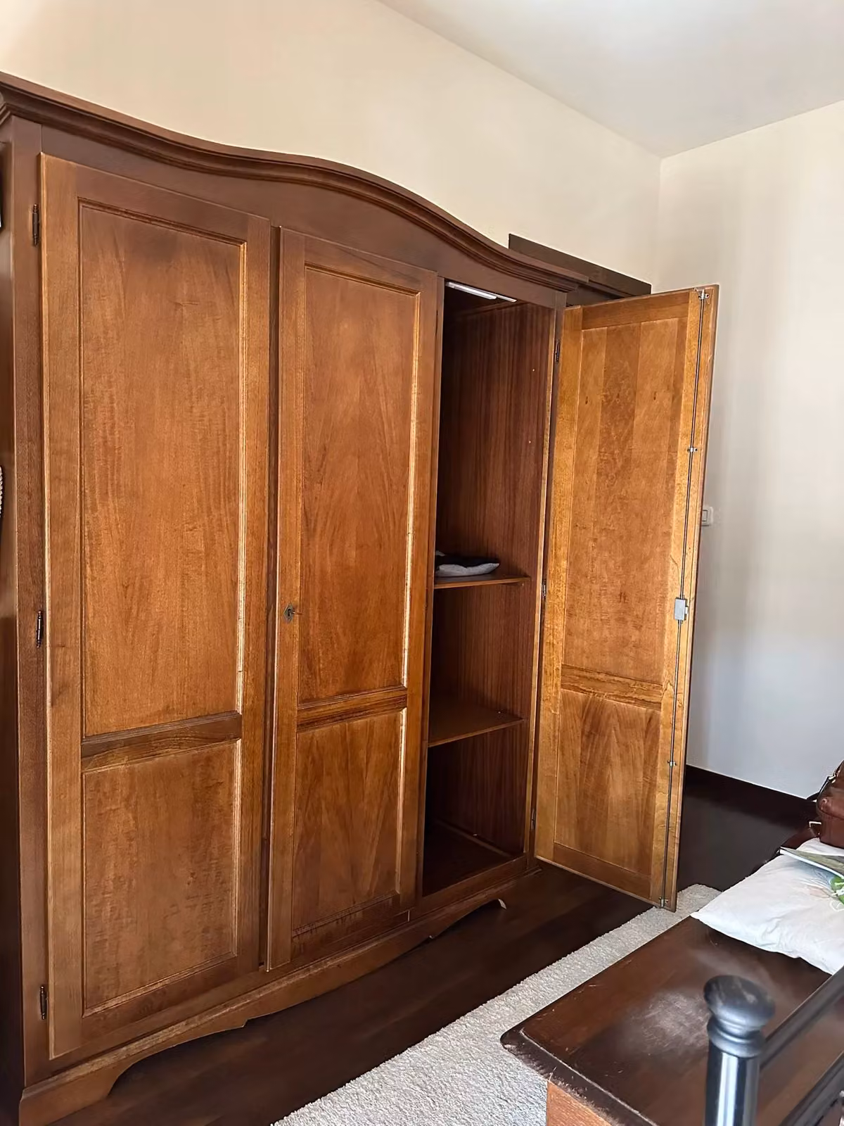 Armadio 3 ante in legno massello stile arte povera Mobili 2G colore noce L: 158 cm, P: 56 cm, H: 197 cm – 1