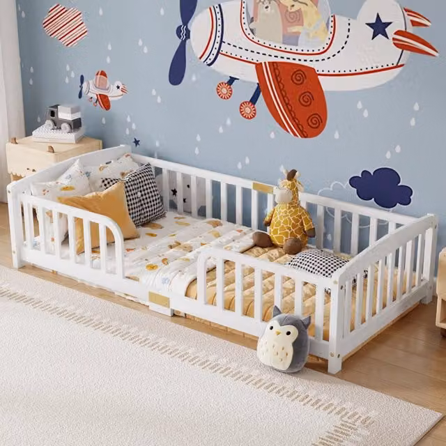 Letto da pavimento per bambini Mivray in legno di pino bianco con sponde di protezione, L/P/H: 200 x 90 x 45,7 cm