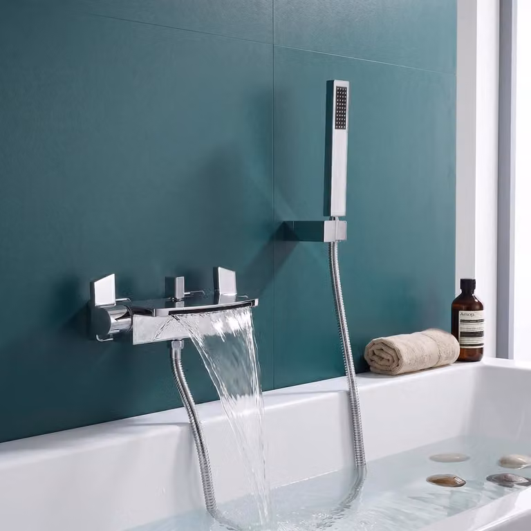 Miscelatore per vasca da bagno a cascata con doccetta, in ottone cromato