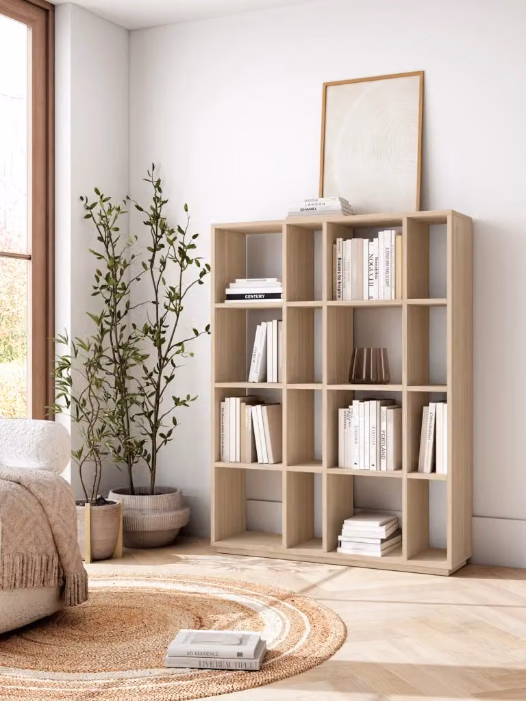 Libreria componibile Herdasa con 16 vani, design geometrico minimalista, colore noce chiaro e bianco, L: 145 cm, H: 105 cm, P: 29 cm – 2