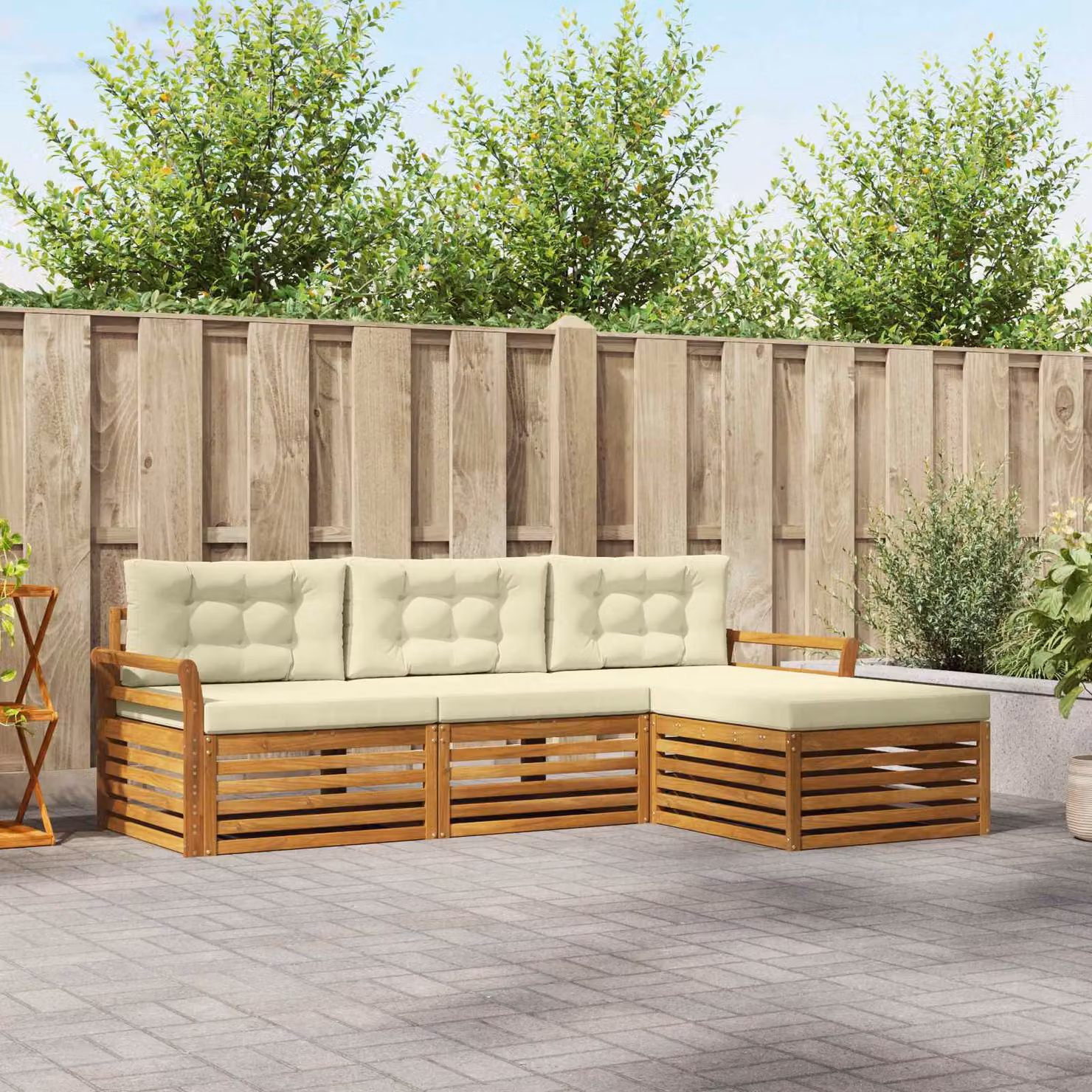 vidaXL Set di divani da esterno a L in legno di acacia con pouf e cuscini, Beige e Bianco