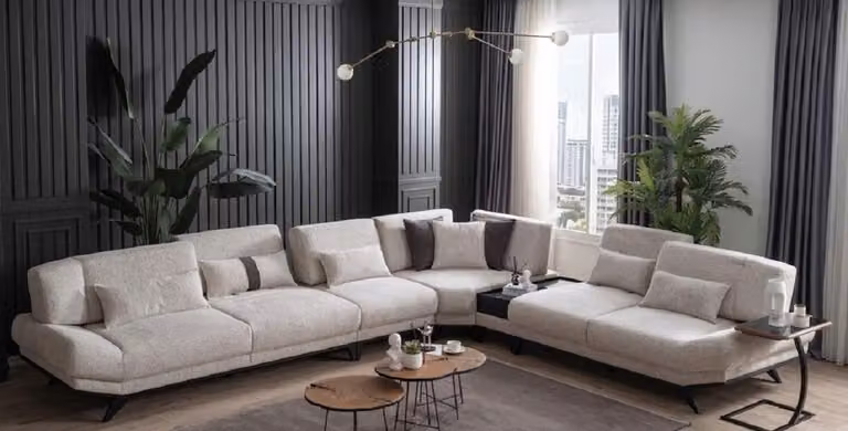 Divano angolare beige di design, esclusivo, imbottito, con tavolino laterale