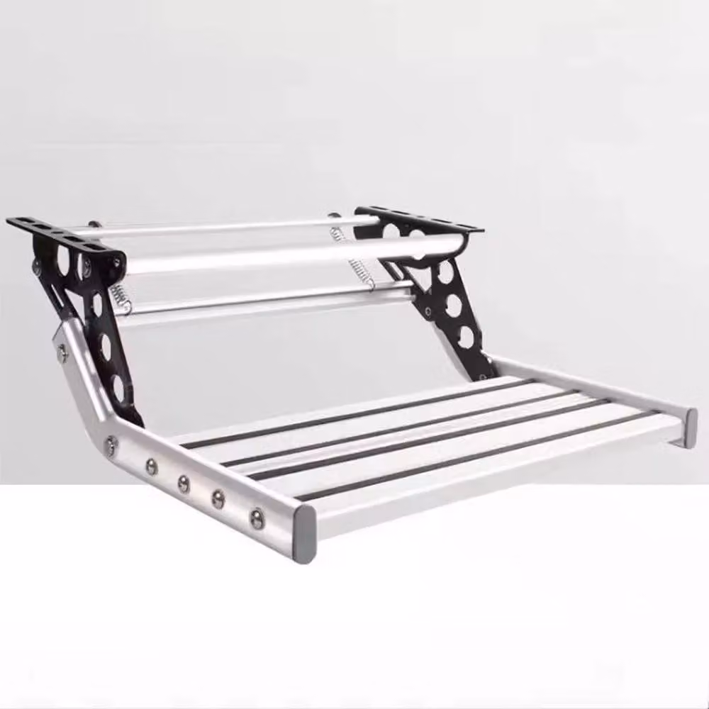 Gradino singolo per camper, da montare manualmente - Superficie antiscivolo - Realizzato in lega di alluminio rinforzata - Anodizzato - Profonde scanalature - Colore argento