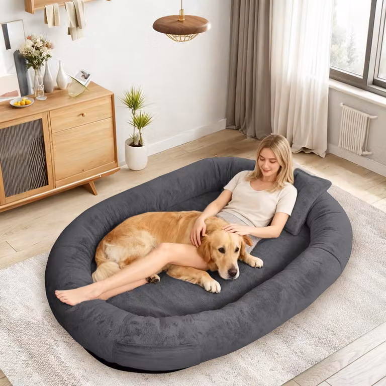 Cuccia per cani di dimensioni 180x114x35,6 cm, color grigio scuro, realizzata in ecopelle, con coperta e cuscino inclusi