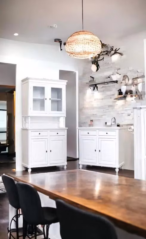 Set di cristalliera e credenza classica in legno stile shabby chic bianco opaco Mobili 2G