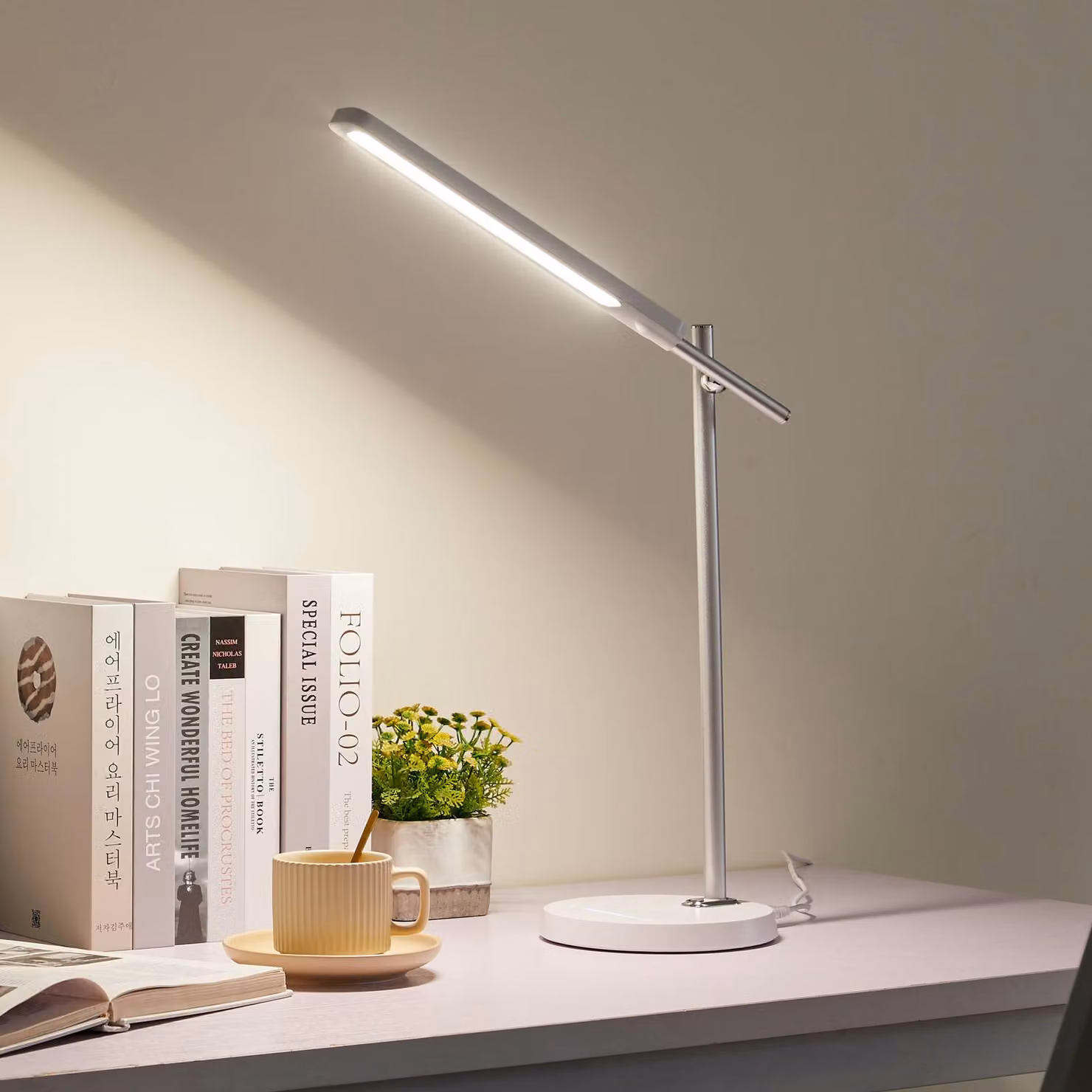 Lampada da scrivania Valtorin Lindby, dimmerabile, Bianco / Opale, Studio / Ufficio, Plastica, Moderno, Lampada da tavolo LED