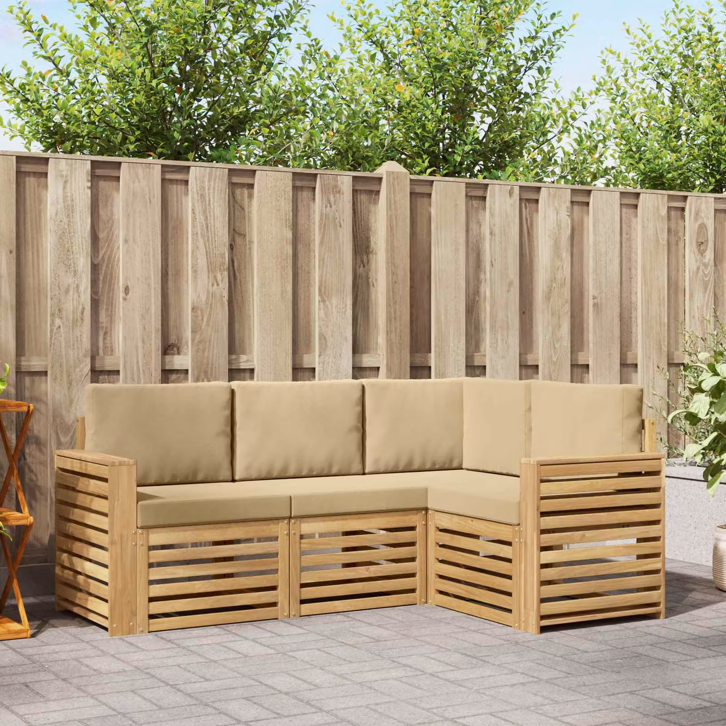 Set di divani da esterno vidaXL a forma di L composto da 4 pezzi, struttura in legno di acacia e cuscini in poliestere bianco e beige