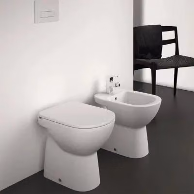 Sanitari Ideal Standard I.Life A in ceramica bianca con scarico a terra e copriwater, L: 48,5 cm, P: 40,0 cm, H: 36,0 cm