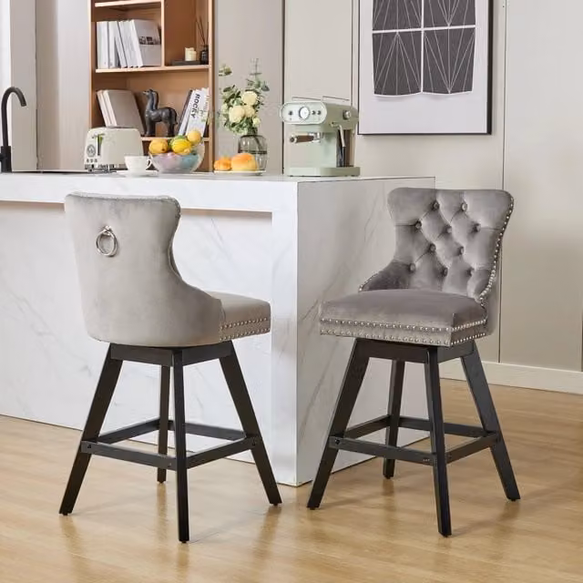 Sgabello da bar girevole OKWISH in velluto grigio con schienale curvo e gambe in legno di gomma