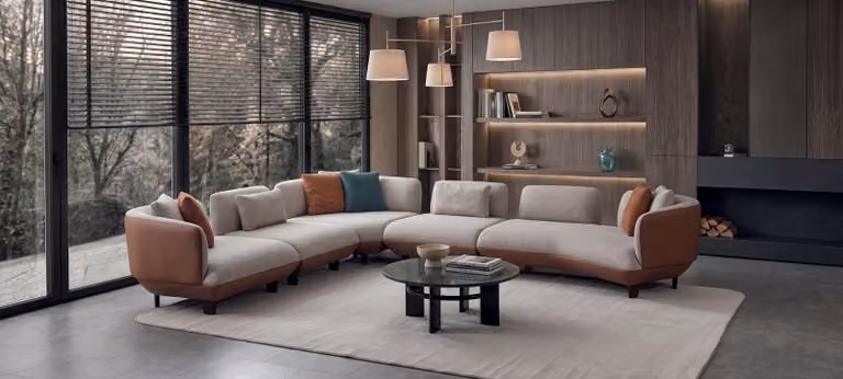 Divano angolare imbottito di design, forma a L, in grigio. Soluzione d'arredo lussuosa per il soggiorno