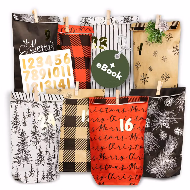 Calendario dell'Avvento da riempire, modello n. 21, a tema festività. Include 24 sacchetti di carta per l'Avvento (con mollette di legno) da decorare per Natale. Sacchetti di carta a tema natalizio
