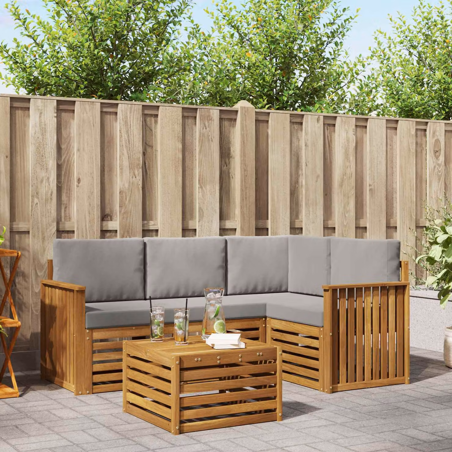 vidaXL Set di divani da esterno a L composto da 5 pezzi in legno di acacia con cuscini, colore Grigio, Bianco e Marrone
