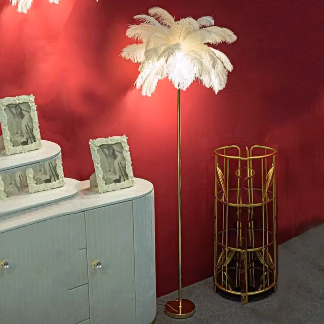 Lampada da terra Bakamo in metallo e plastica, colore bianco e oro, con 3 lampadine E14 – 1