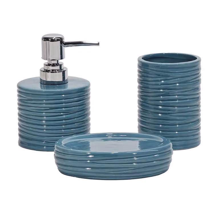 Set da bagno VESTIAMO CASA in ceramica 3 pezzi con finitura a rilievo effetto ondulato, disponibile in bianco o blu, composto da dispenser di sapone, portaspazzolini e porta sapone