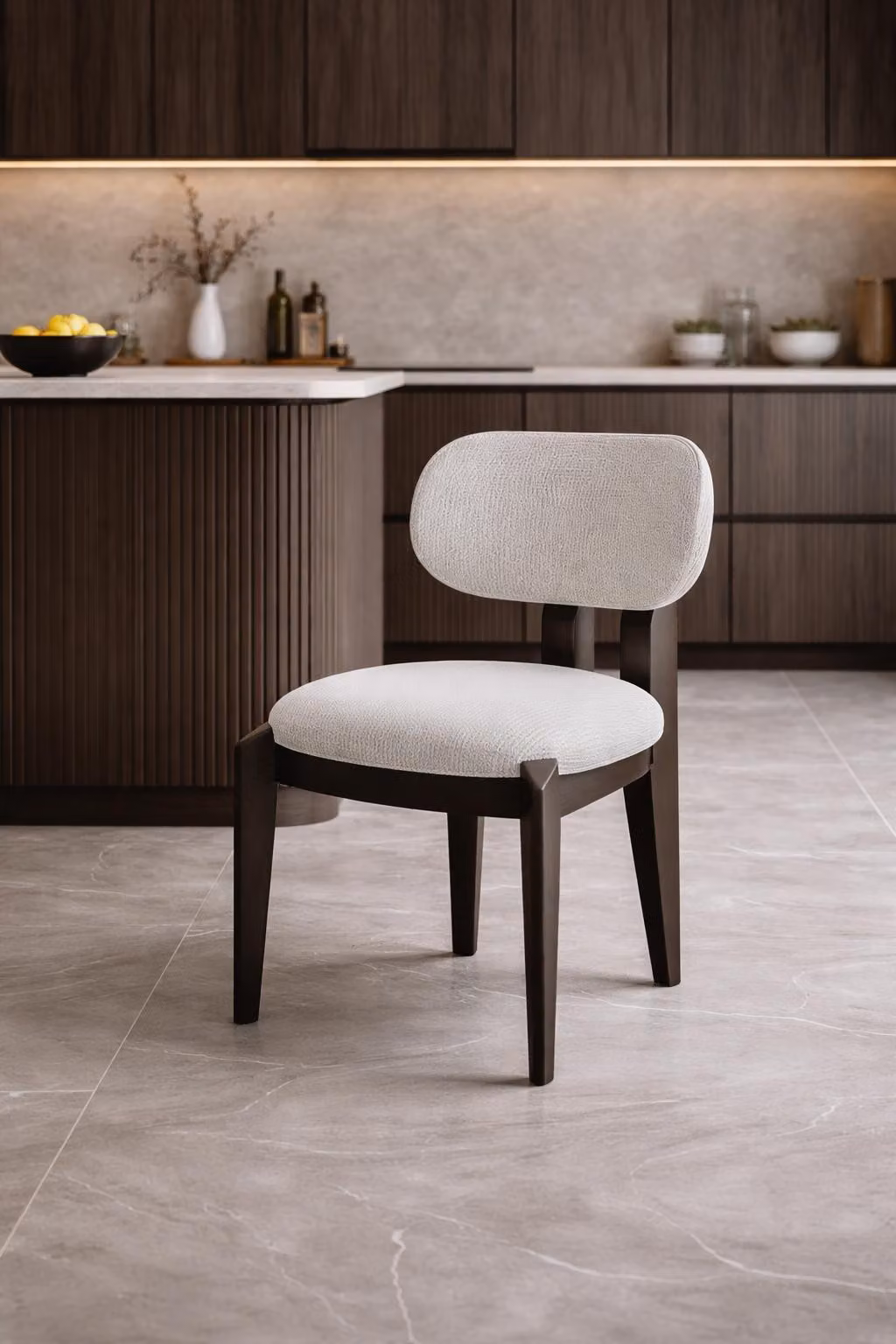 Poltrona imbottita bianca elegante, sedie di design in tessuto, raffinate sedie da cucina