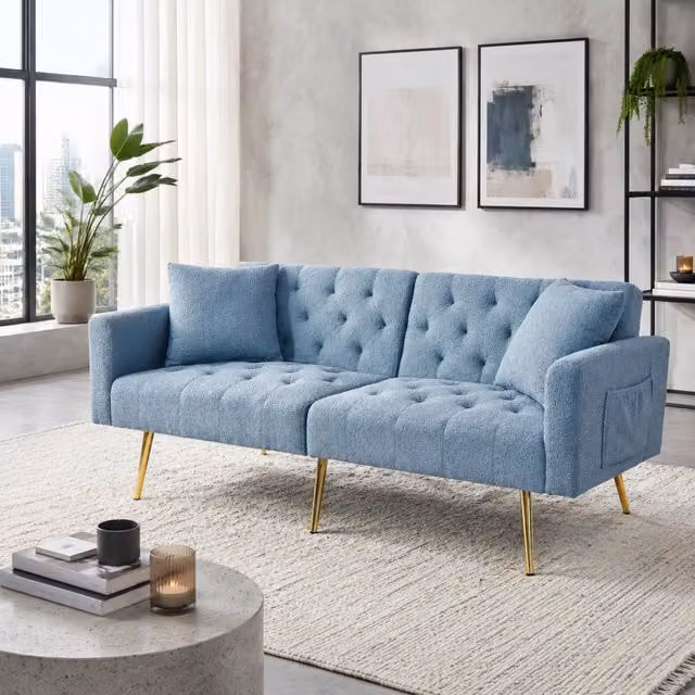 Divano a due posti in tessuto teddy blu; schienale regolabile a 3 posizioni; gambe dorate in metallo
