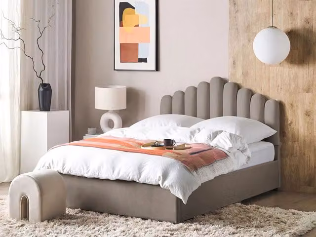 Letto contenitore matrimoniale Beliani con rete a doghe e testiera a conchiglia in velluto tortora L/P/H: 160 x 200 x 125 cm – 1