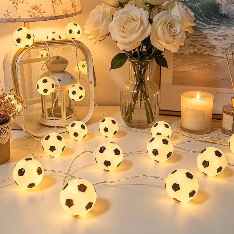 Catena luminosa a forma di pallone da calcio, lunghezza 1,5 metri, 10 LED, alimentazione a batteria, luce bianco caldo