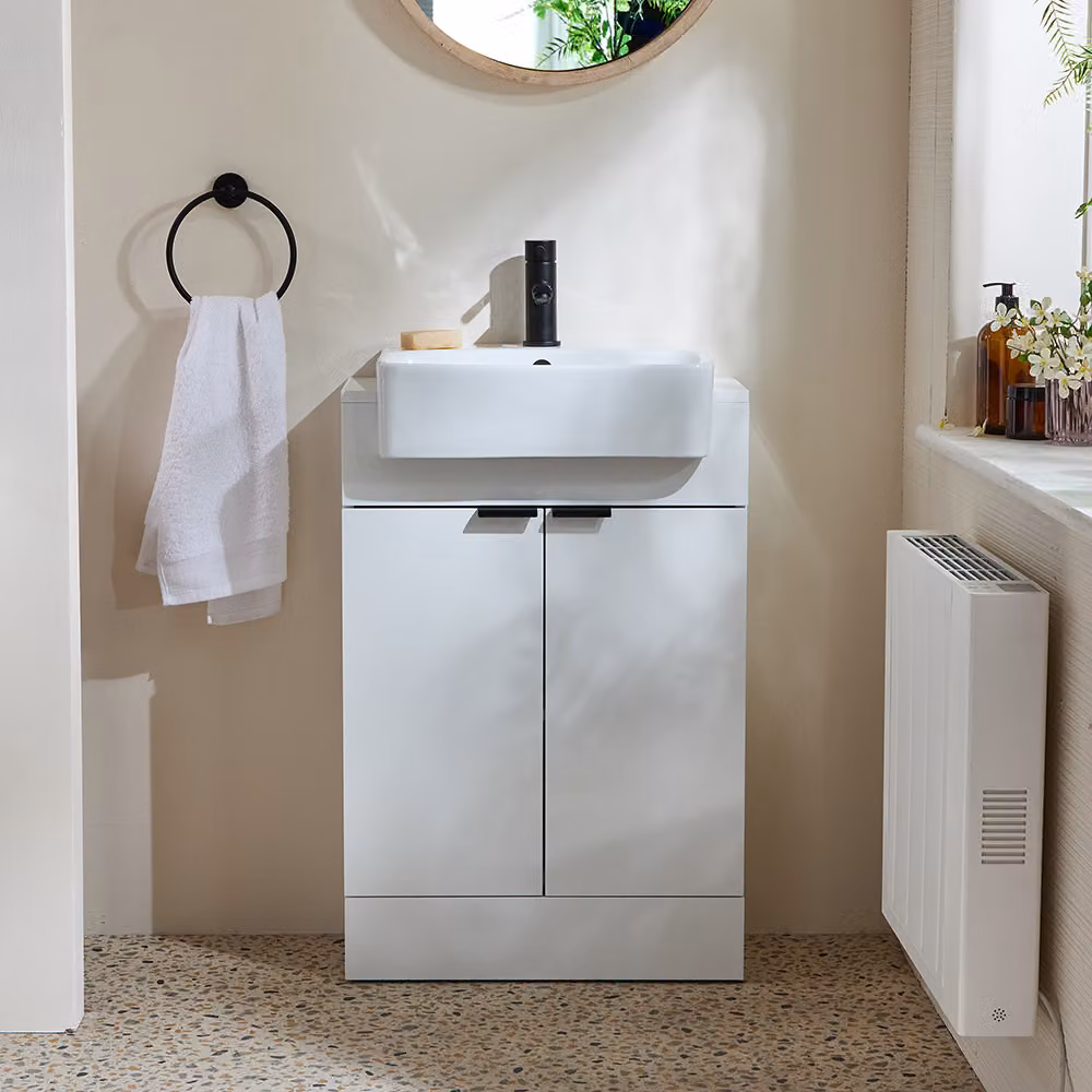 Mobile Bagno a Terra Bianco da 550mm con Lavabo e Maniglie Nere con Impugnatura a Dito - Cluo