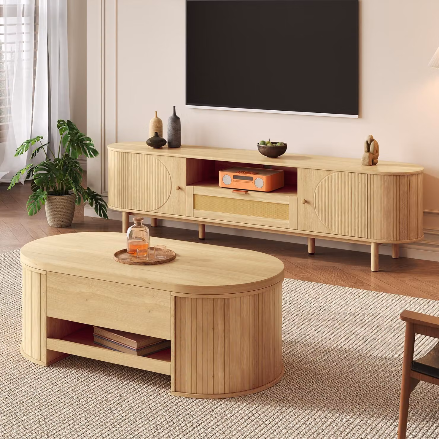 Set da salotto composto da un tavolino e un mobile TV, con angoli arrotondati. Il mobile TV è basso, mentre il tavolino presenta un piano regolabile. Il design è caratterizzato da un aspetto naturale