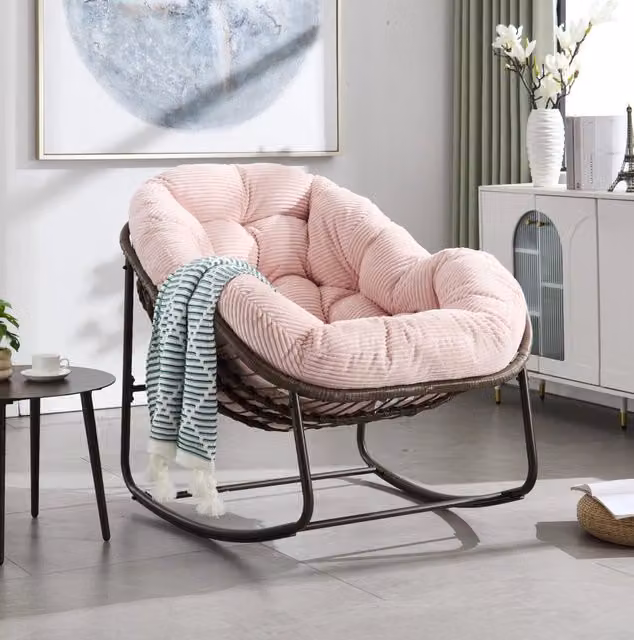 Poltrona a dondolo da esterno 78x106x90 cm rosa; acciaio e rattan sintetico con cuscino