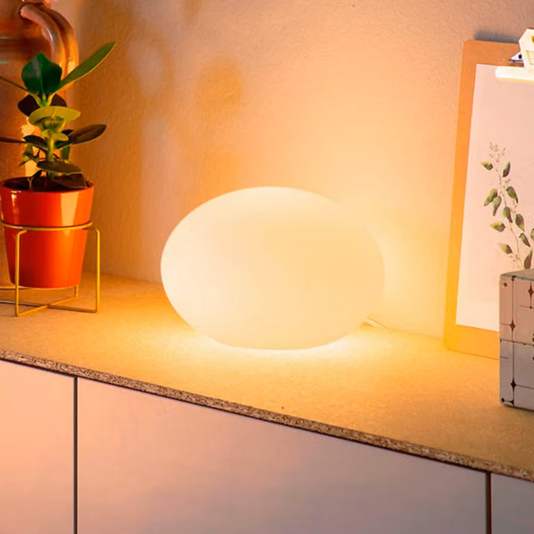 Philips Hue Lampada da tavolo intelligente Flourish, bianca, RGB, CCT, E27 dimmerabile, Bianco / Opale, Soggiorno / Sala da pranzo, Vetro, Moderno