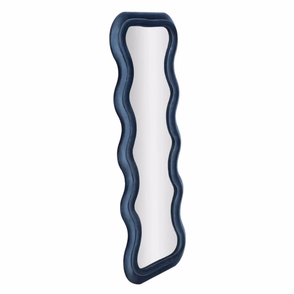 Specchio da parete Emily Wavy Vikasa Home in velluto blu L: 67 cm, H: 166 cm – 2