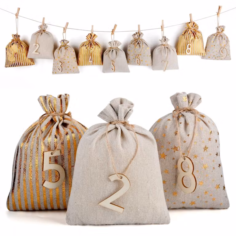 Set di 24 sacchetti per l'avvento, in juta, dimensioni 13x18 cm, con targhette in legno e decorazioni glitterate