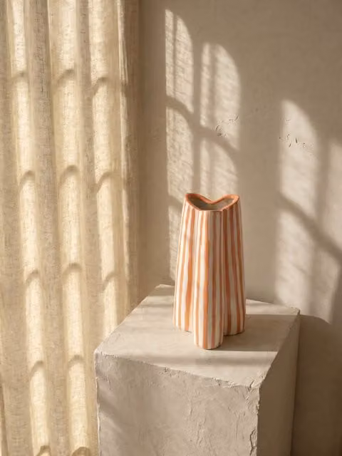 Vaso Ciss Kenay Home in ceramica arancione con decoro a righe per tavolo, H: 54 cm, L: 53,5 cm, P: 53,5 cm – 1