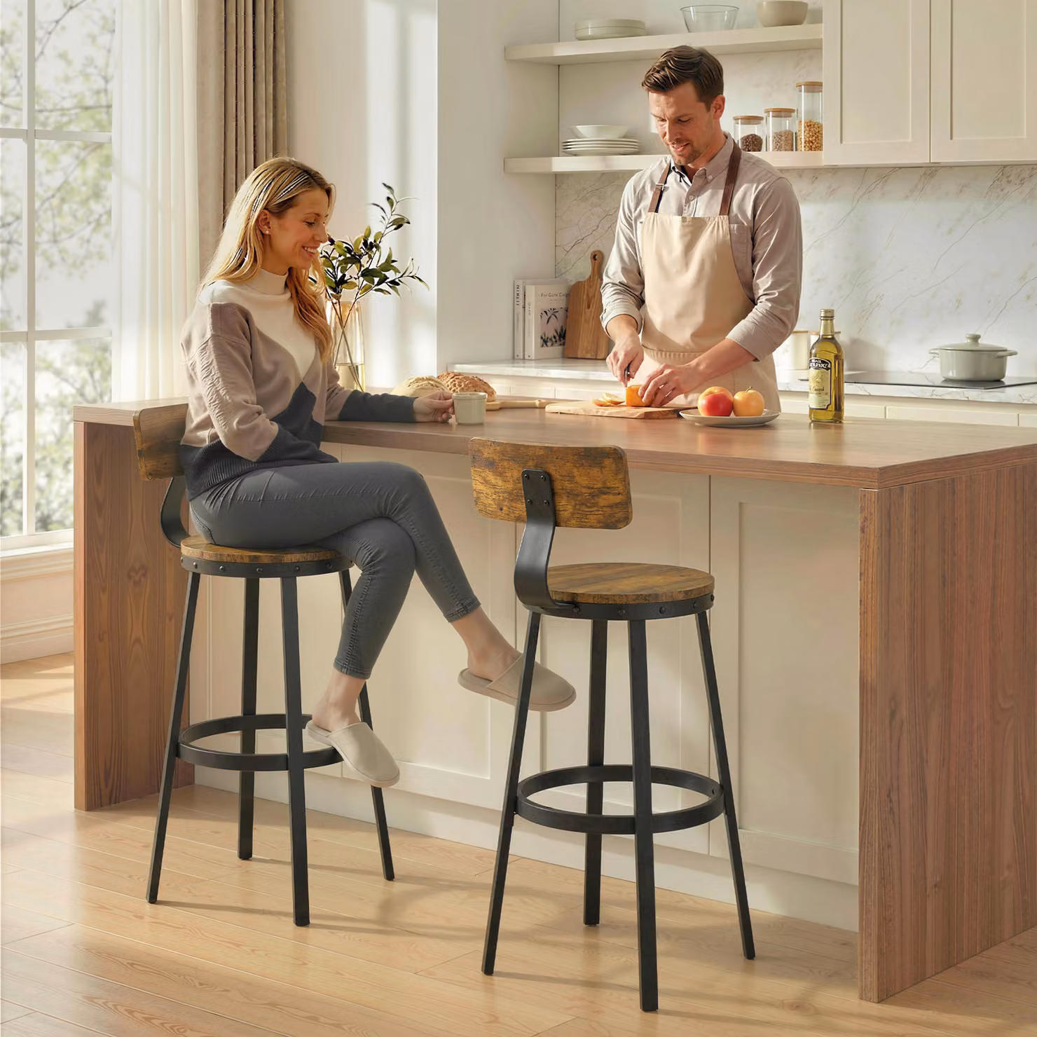 Set di 2 sgabelli da bar HOMCOM in stile rustico con poggiapiedi, in legno e metallo, Marrone, L/P/H: 37 x 47 x 96 cm – 2