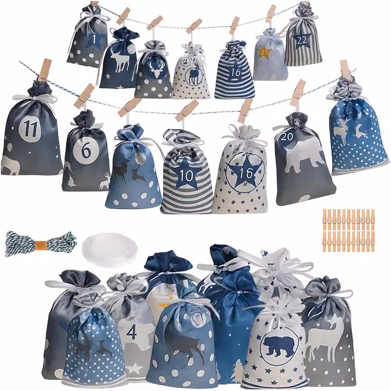 Calendario dell'Avvento con 24 sacchetti in tessuto, di colore blu-grigio, riutilizzabili e adatti per essere riempiti